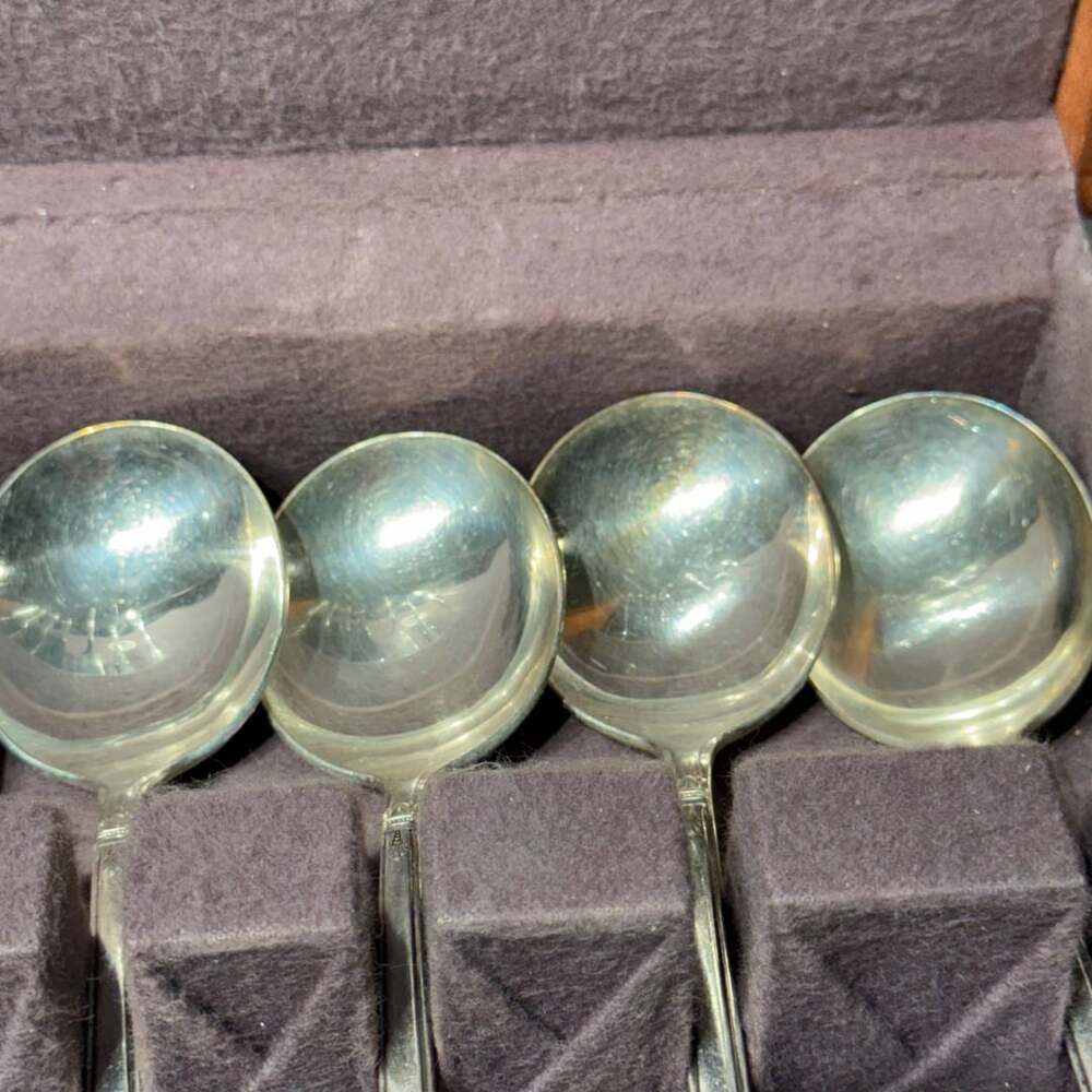 1847 Rogers Bros First Love Silverplate Flatware Set with Wood Chest 20pies set - Picture 7 of 15